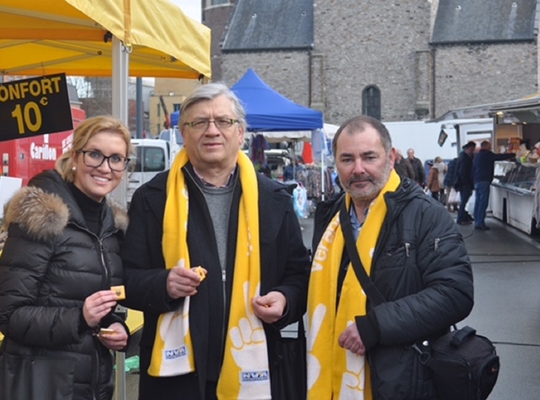 Fleur, Annick en Patrick delen valentijnschocolaatjes uit Valentijn N-VA Harelbeke 2016
